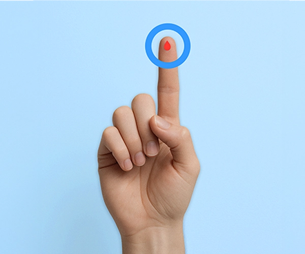 Diabetes verstehen – Lebensqualität gewinnen Hand zeigt nach oben mit rotem Bluttropfen auf dem Finger, umrahmt von einem blauen Kreis – steht für Blutzuckermessung und Diabetesbewusstsein.