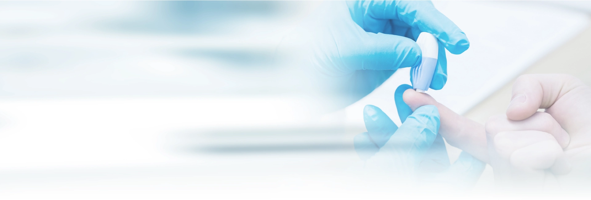 Blutzucker Abnahme Nahaufnahme einer Hand in blauen medizinischen Handschuhen, die mit einem Blutzuckermessgerät Blut am Finger einer anderen Person entnimmt, auf weißem, weich verschwommenem Hintergrund – symbolisiert den diabetologischen Schwerpunkt einer Arztpraxis.